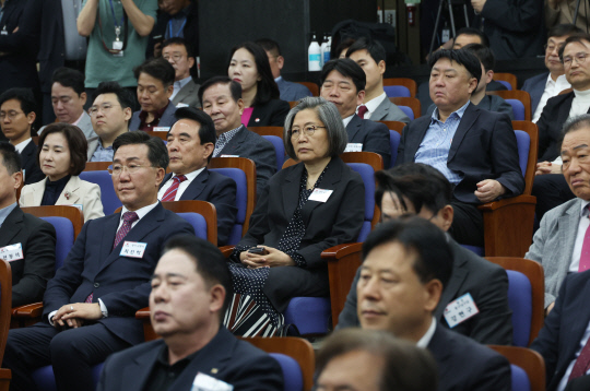 19일 국회에서 열린 국민의힘 원외조직위원장 간담회에서 이수정 후보 등이 윤재옥 원내대표 겸 당 대표 권한대행의 인사말을 듣고 있다. 이날 간담회에는  4·10 총선 수도권 낙선자들을 비롯한 원외 조직위원장들이 참석했다. <연합뉴스>